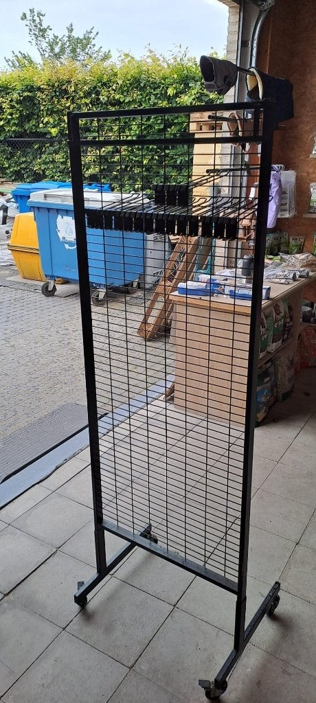 Zwart rek op wielen met haken, Enlèvement