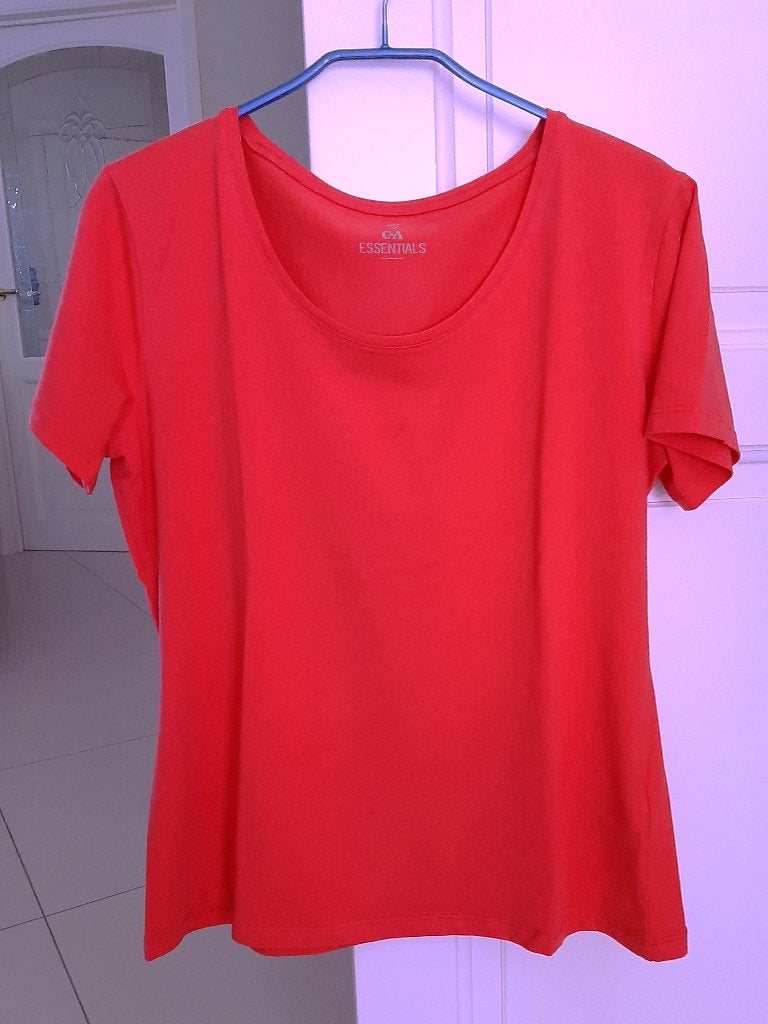 Te koop: Nieuw! Mooie rode t-shirt maat XL., Ophalen, Maat 42/44 (L), Nieuw, Korte mouw