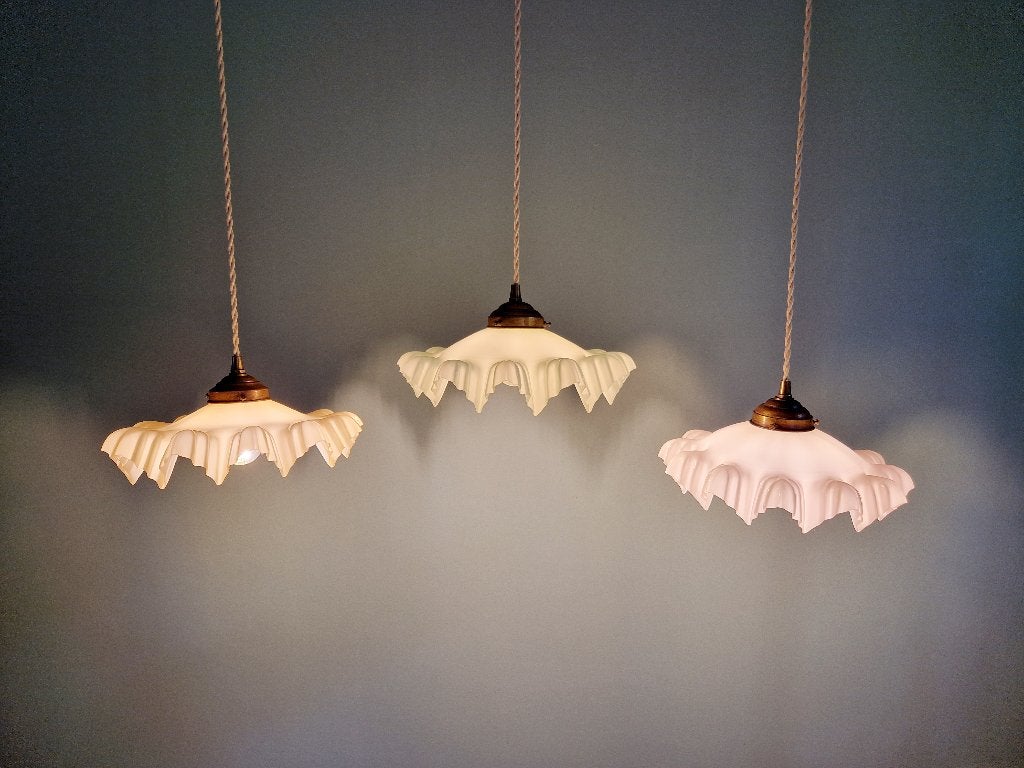 Trio de suspensions Art Déco en opaline festonnée, 1920-30, Enlèvement ou Envoi