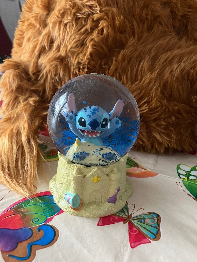 Stitch ( Disney ) snowglobe, Verzamelen, Ophalen of Verzenden, Overige figuren, Nieuw, Beeldje of Figuurtje