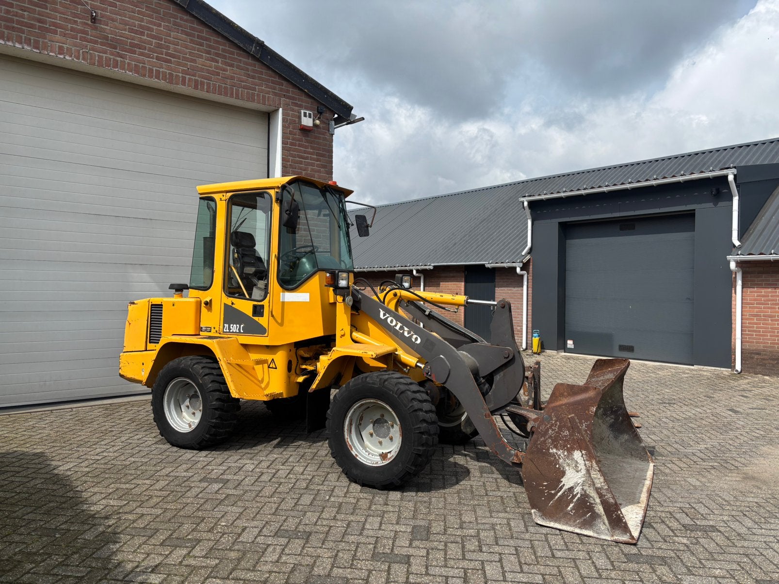 Volvo ZL502C kniklader wiellader shovel, Ophalen