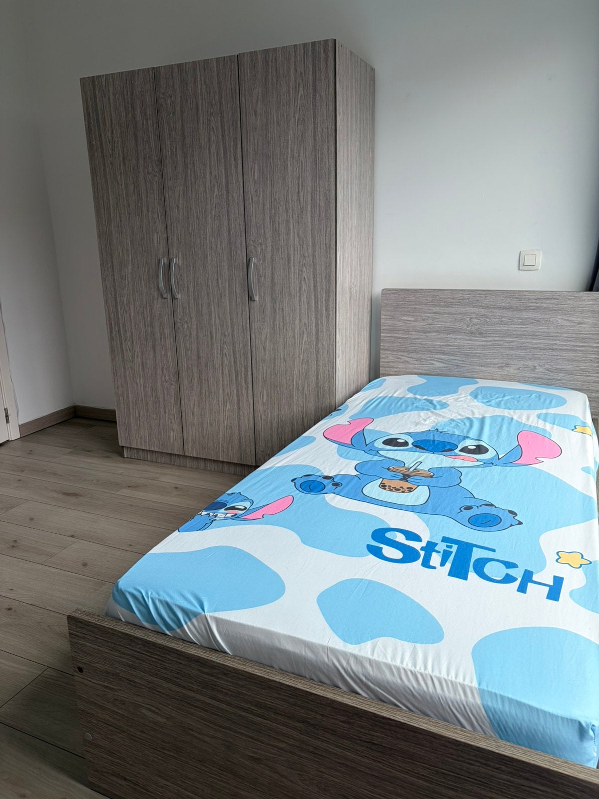 Gratis kleerkast bed geen matras nachtkastje en lattenbodem, Enlèvement, Utilisé