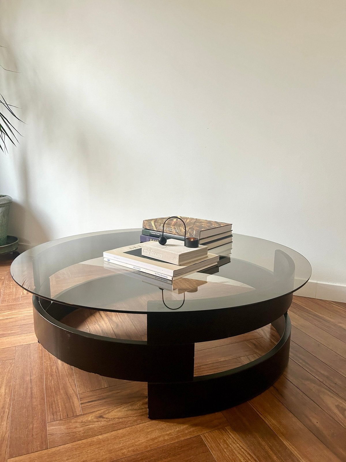 Prachtige houten space age salontafel met fume glazen blad, Ophalen, Gebruikt, Rond, Overige houtsoorten