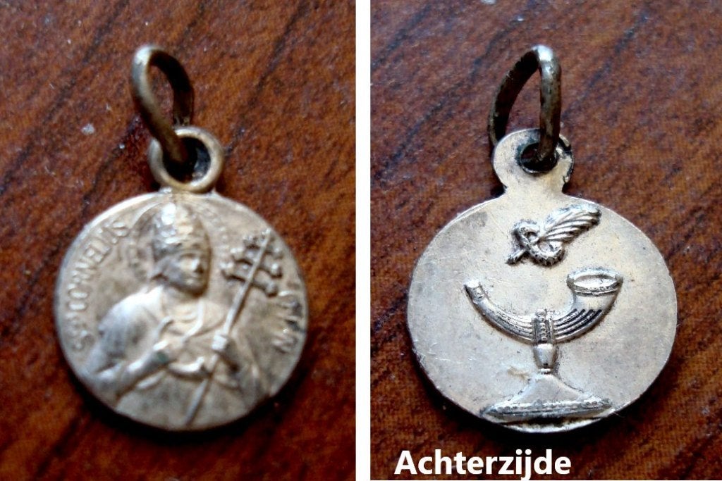 Medailletje met patroonheilige Sint Cornelius, Verzamelen, Religie, Ophalen of Verzenden, Gebruikt, Overige typen, Christendom | Katholiek
