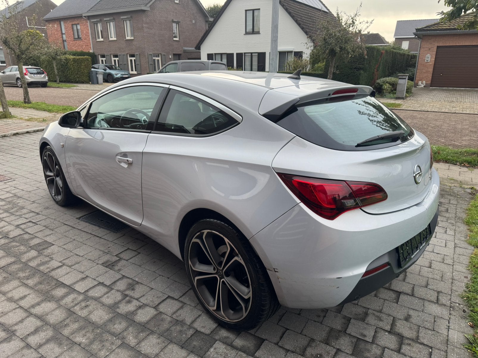 Opel Astra GTC 1.4 benzine, Auto's, Voorwielaandrijving, Zwart, Leder en Stof, Bedrijf