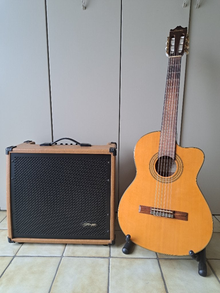 Akoestische gitaar met versterker en toebehoren., Muziek en Instrumenten, Ophalen