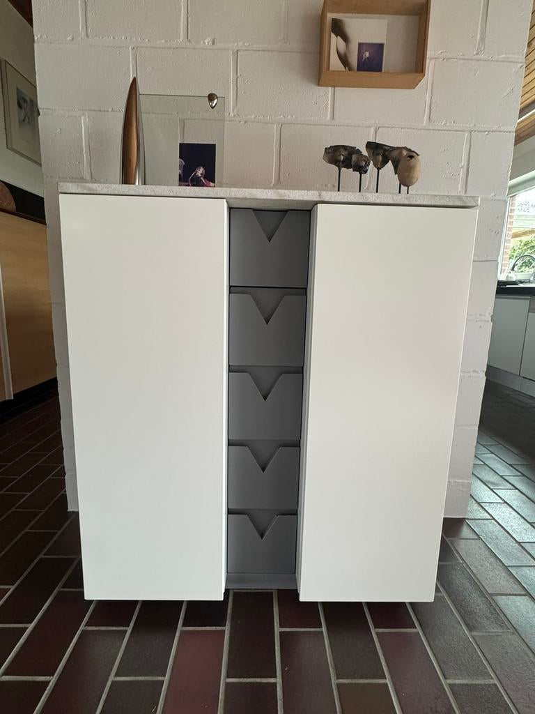 Gelakte kast met 2 deuren met elk 3 vakken en 5 laden, Ophalen, Hedendaags modern, Overige materialen, 100 tot 150 cm