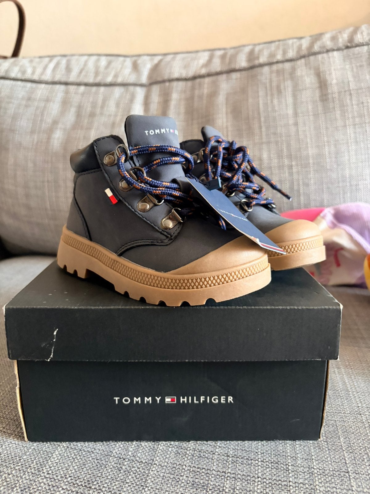 Kinderschoenen Tommy Hilfiger.Nieuw.25 maat.Herfst/winter., Neuf, Garçon ou Fille, Enlèvement, Chaussures