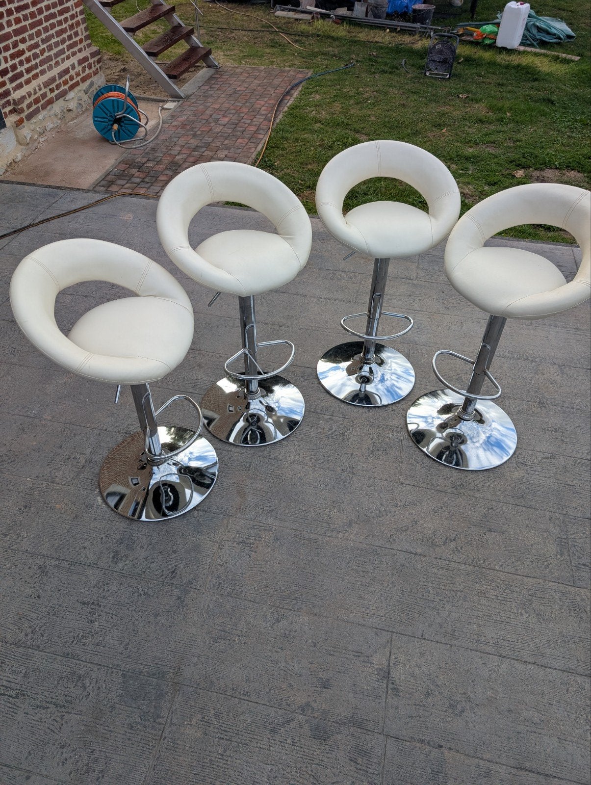 Lot de 4 tabourets de bar design en simili-cuir blanc chrome, Avec repose-pieds, 2 tabourets, Enlèvement, Utilisé