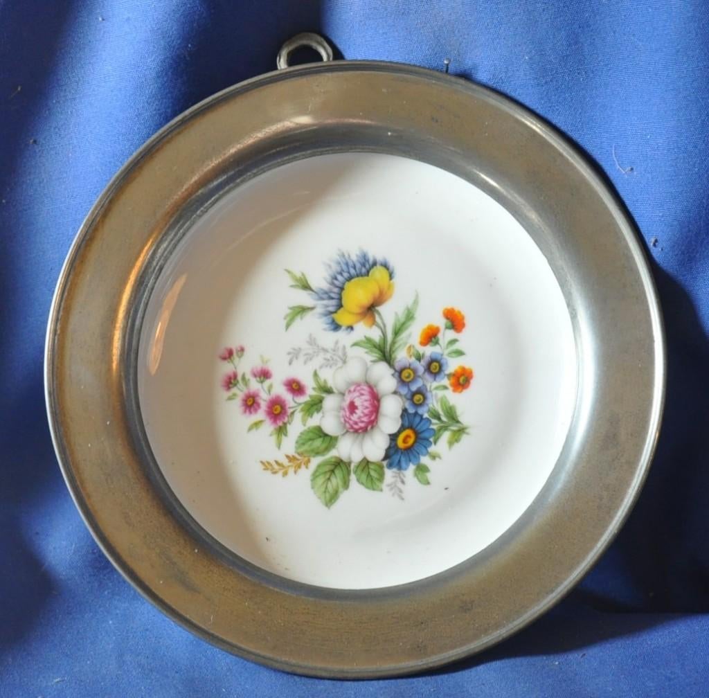 assiette murale porcelaine chauvigny cerclage  etain, Antiek en Kunst, Ophalen of Verzenden