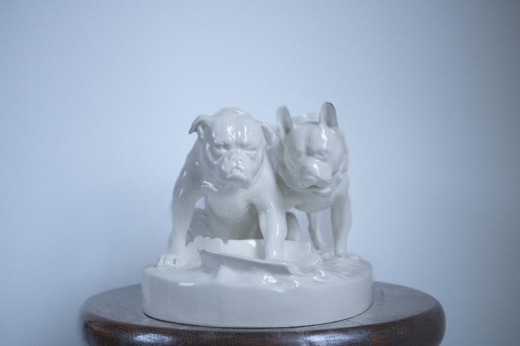 Statue en porcelaine Otto Jarl de 2 chiens, Enlèvement