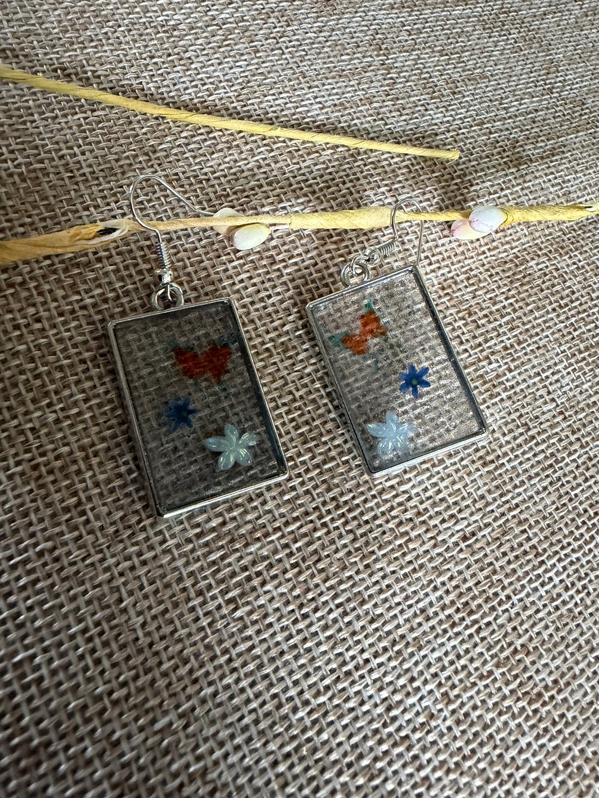 Prachtige oorbellen in zilverkleurige rand, Handtassen en Accessoires, Oorbellen, Overige materialen, Hangers, Verzenden, Nieuw