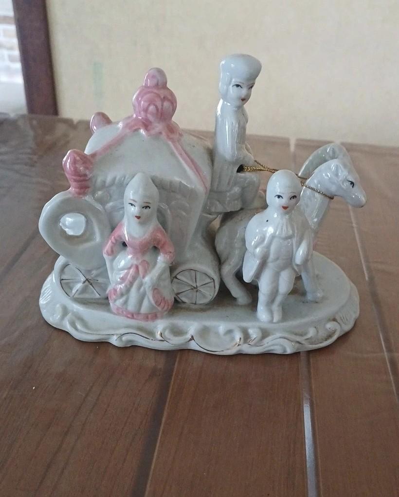 Beeld - beeldje - assepoetster - prinses - lakeien, Antiek en Kunst, Ophalen of Verzenden