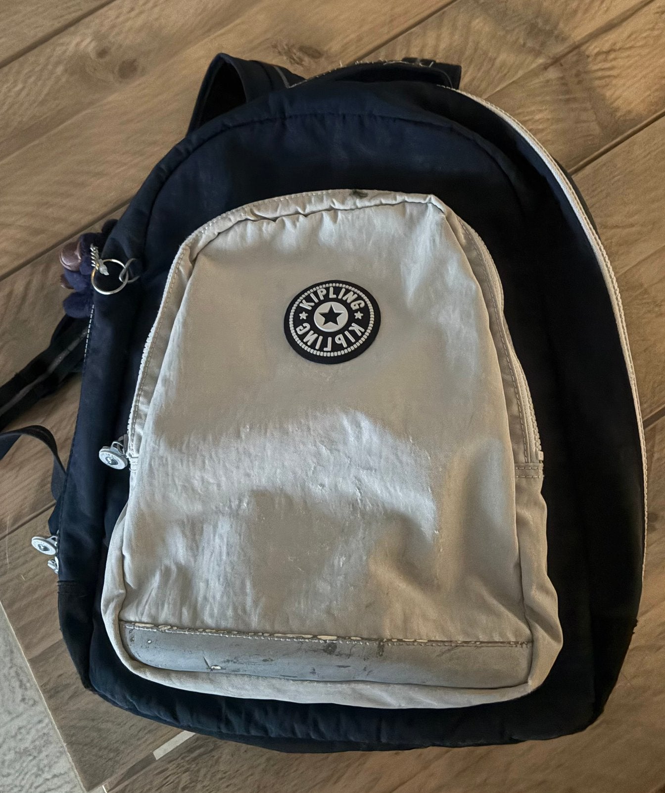 Kipling rugzak – donkerblauw/lichtgrijs – goede staat, Bijoux, Sacs & Beauté, Sacs | Sacs à dos, Enlèvement ou Envoi, Comme neuf