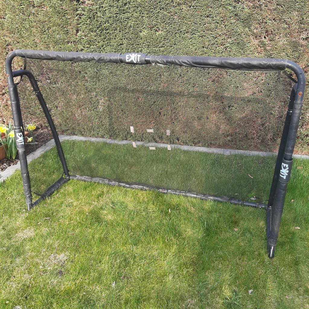 Voetbalgoal Exit, Ophalen