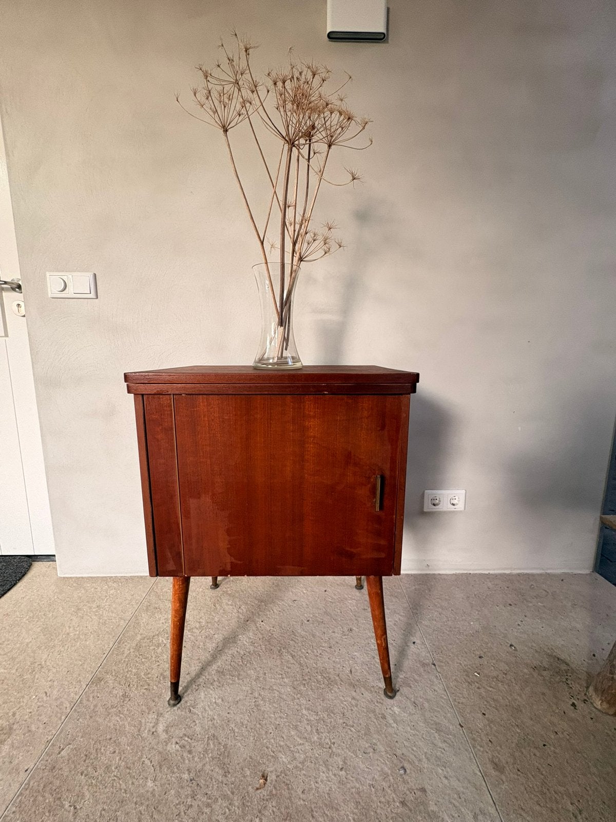 Jaren ‘70 kastje met schuine pootjes, Huis en Inrichting, Ophalen, Zo goed als nieuw