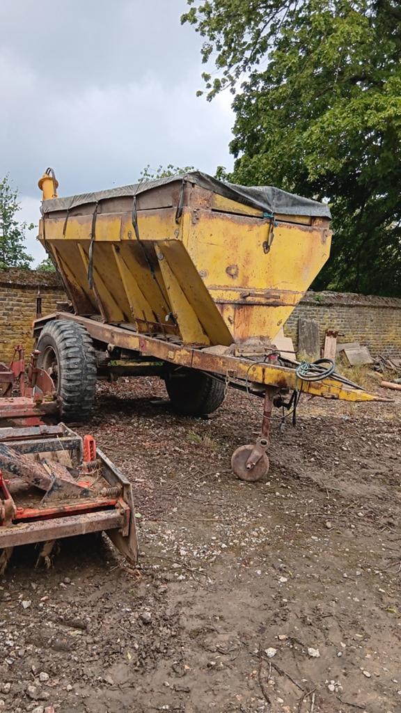 Vis hydraulique montée sur épandeur à bande, Enlèvement