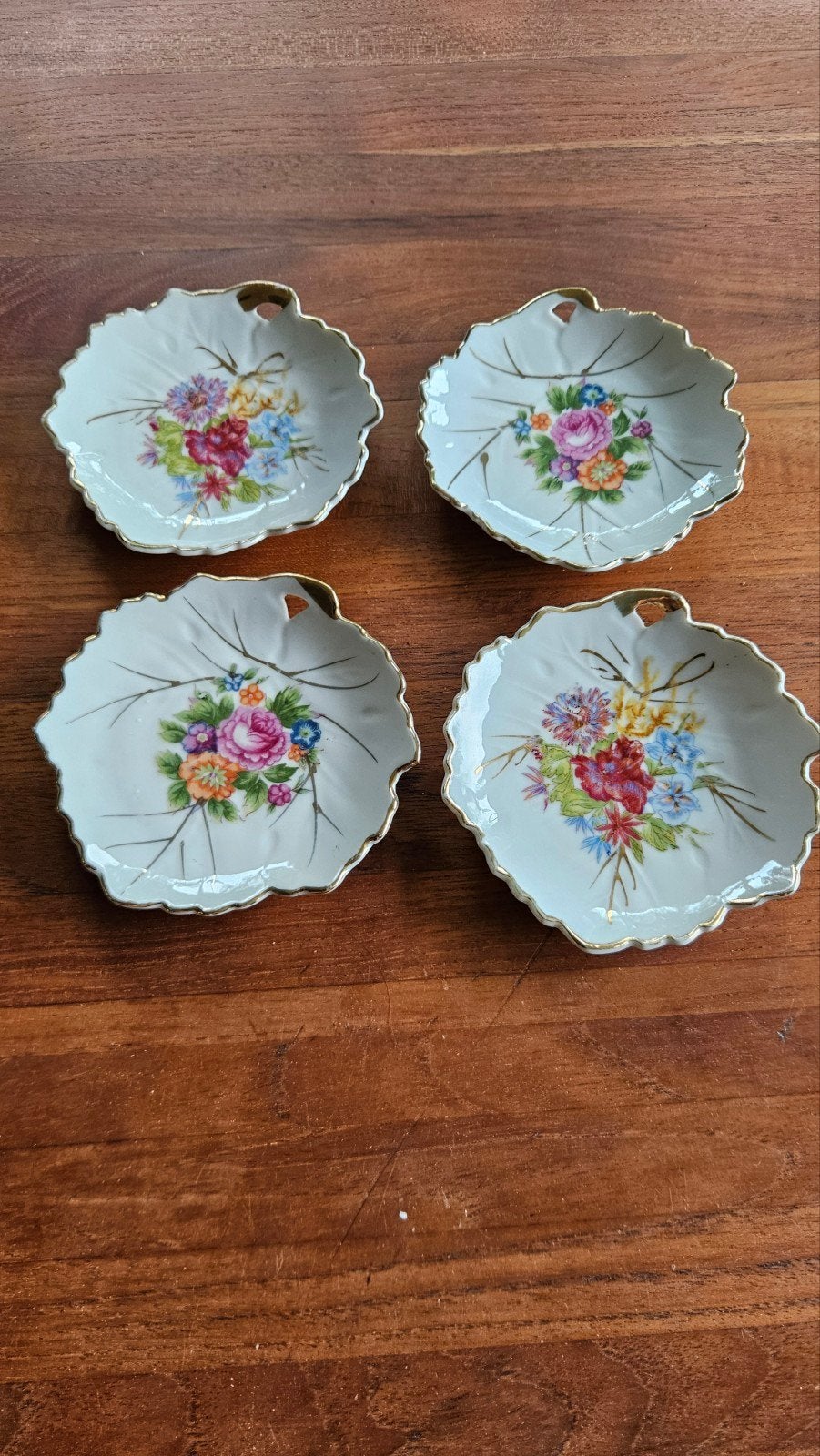 4 plats vintage en porcelaine., Enlèvement ou Envoi