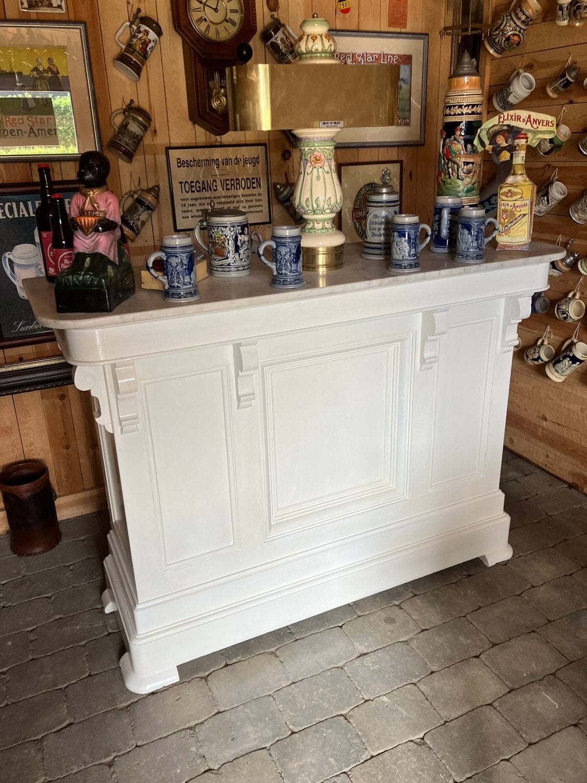 Oude cafe toog met tapkraan, Ophalen