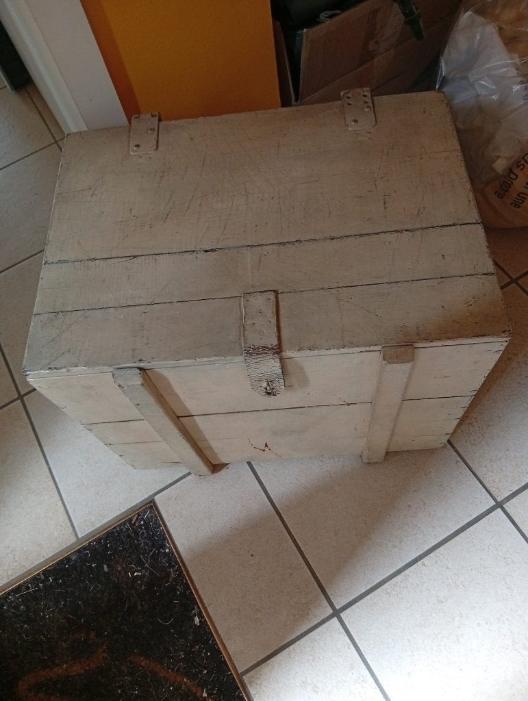 Coffre en bois, Enlèvement