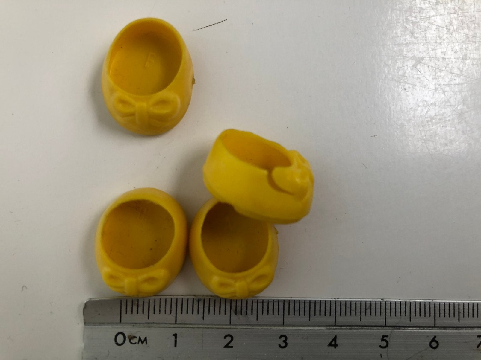 Kleine gele poppenschoenen, Ophalen, Gebruikt, Kleding