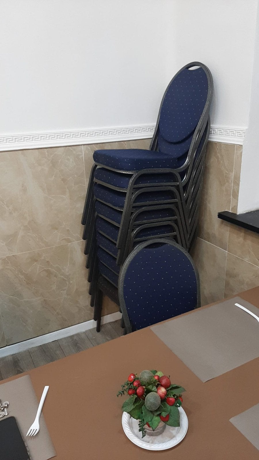 18 stapelbare banketstoelen — metalen frame, Ophalen, Zo goed als nieuw, Blauw, Metaal