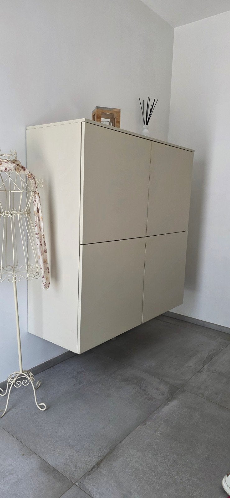 Armoire suspendue, Enlèvement