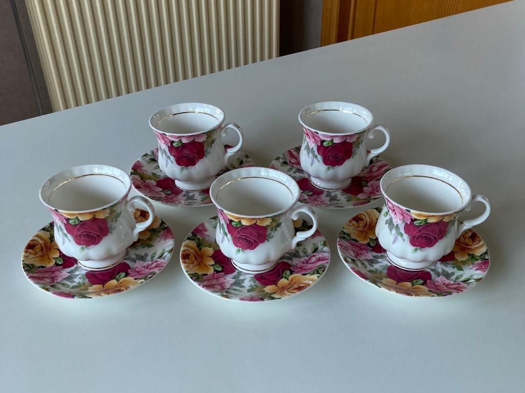 Kopjes en schotels in het ‘Garden Rose’ patroon, Enlèvement ou Envoi, Utilisé, Autres styles, Porcelaine