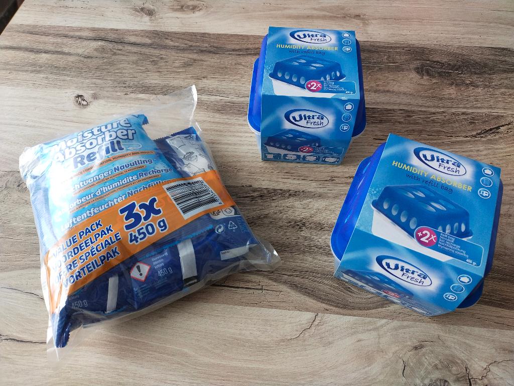 2 déshumidificateurs + recharges – Ultra Fresh + Washcat, Electroménager, Enlèvement ou Envoi, Neuf, Déshumidificateur