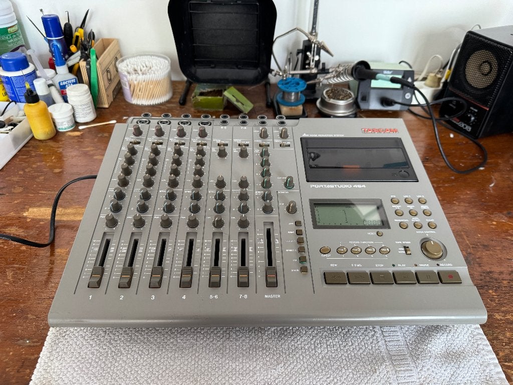 Tascam 464 entièrement entretenu, TV, Hi-fi & Vidéo, Decks cassettes, Simple, Autres marques, Commandes tactiles, Tape counter