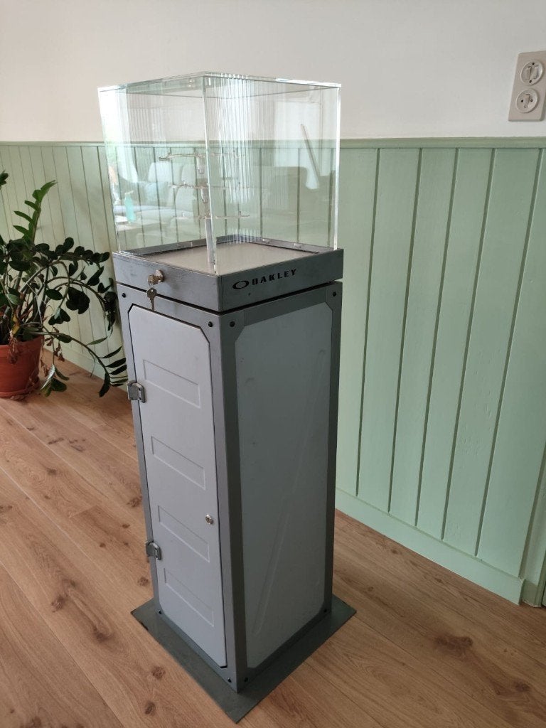 Oakley 4.0 Cube – originele retail display - Oakley tower, Ophalen, Zo goed als nieuw