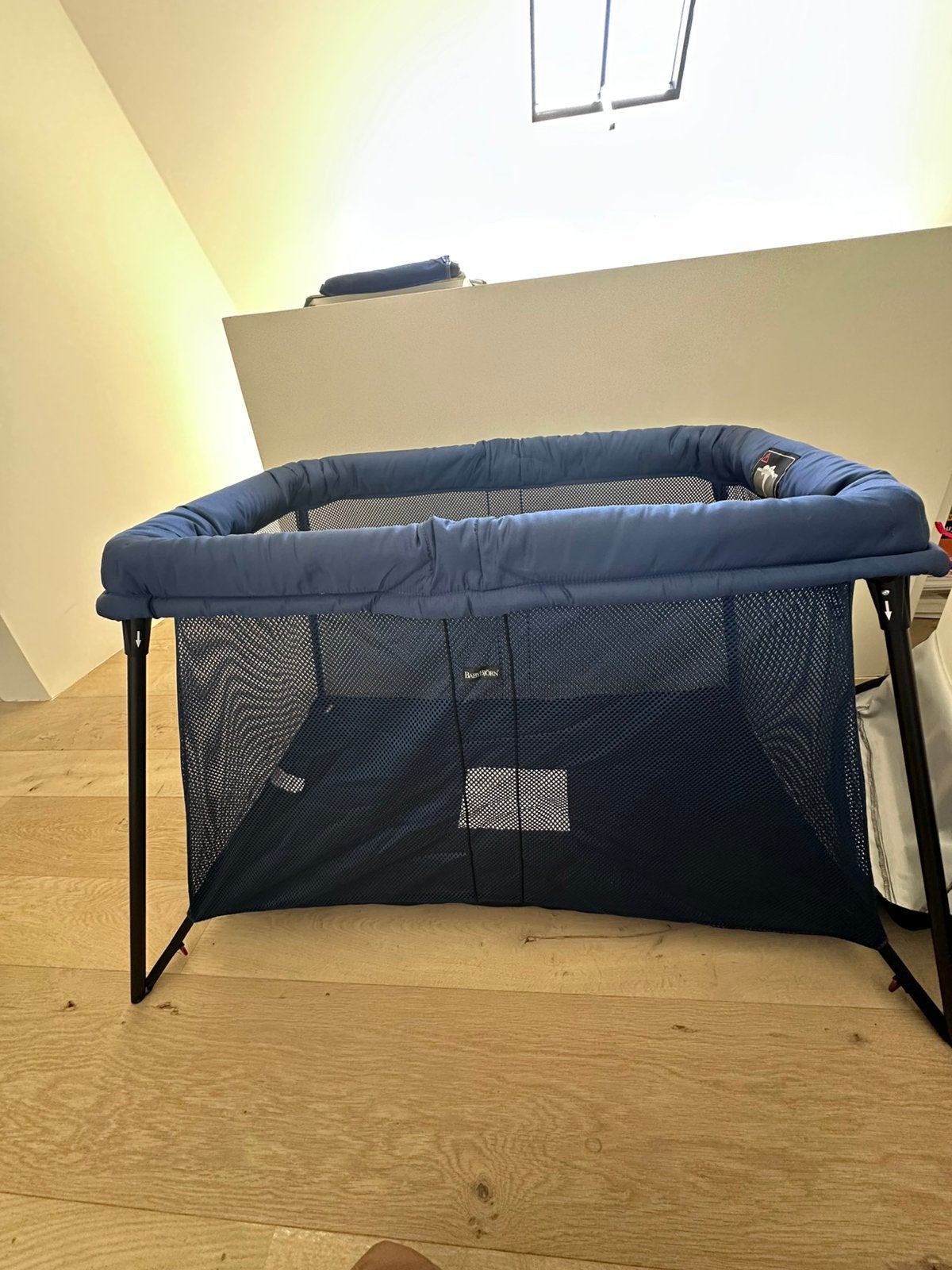 Blauw reisbedje BabyBjorn, Kinderen en Baby's, Kinderkamer | Bedden, Ophalen, Zo goed als nieuw, Matras