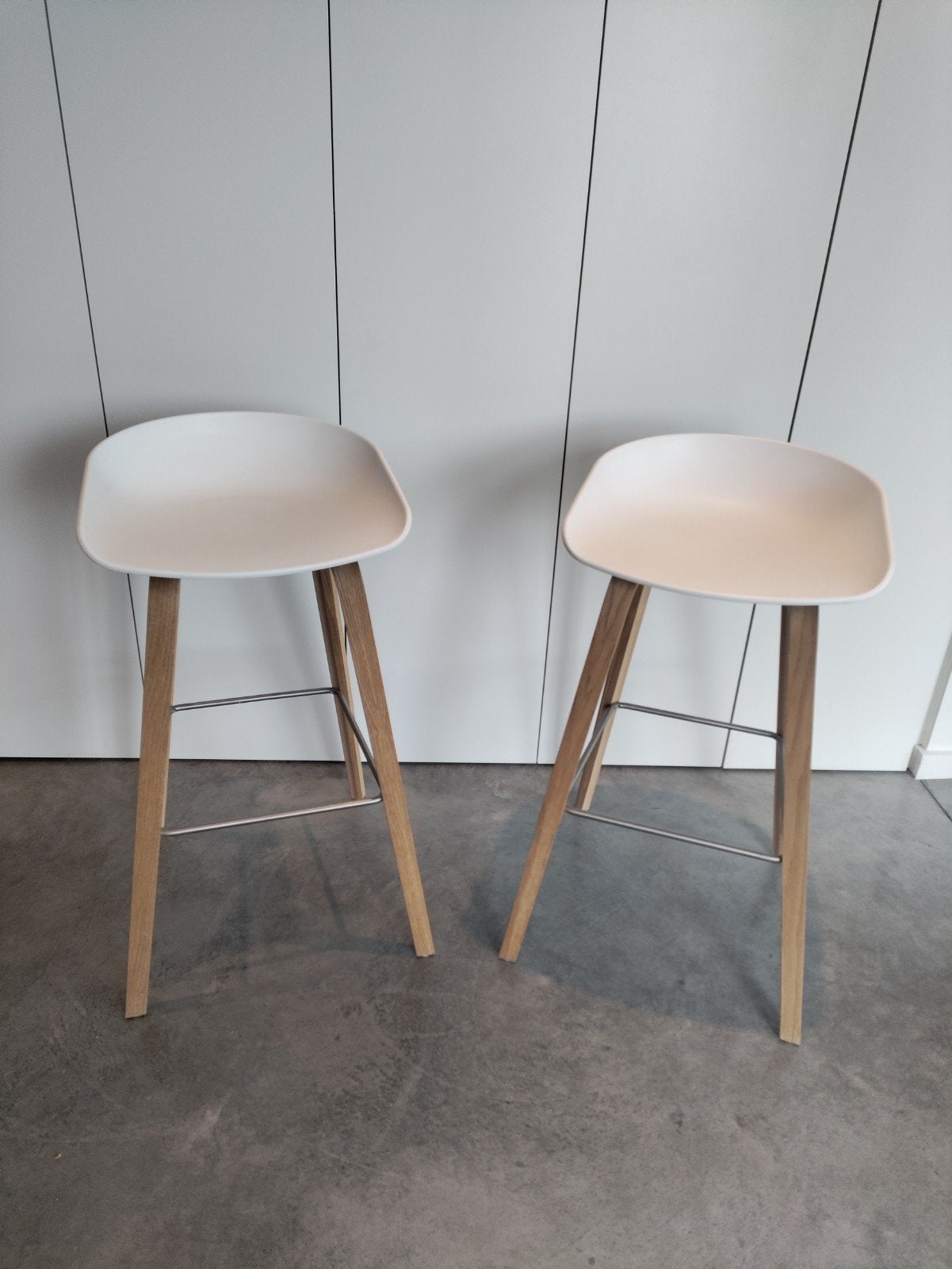 2 Hay About a stool tabouret de bar, Maison & Meubles, Tabourets de bar, Bois, Avec repose-pieds, 2 tabourets, Comme neuf