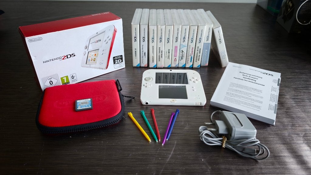 Nintendo 2DS Wit/Rood + Doos + 11 Games, Games en Spelcomputers, Games | Nintendo 2DS en 3DS, Gebruikt, Avontuur en Actie, 1 speler