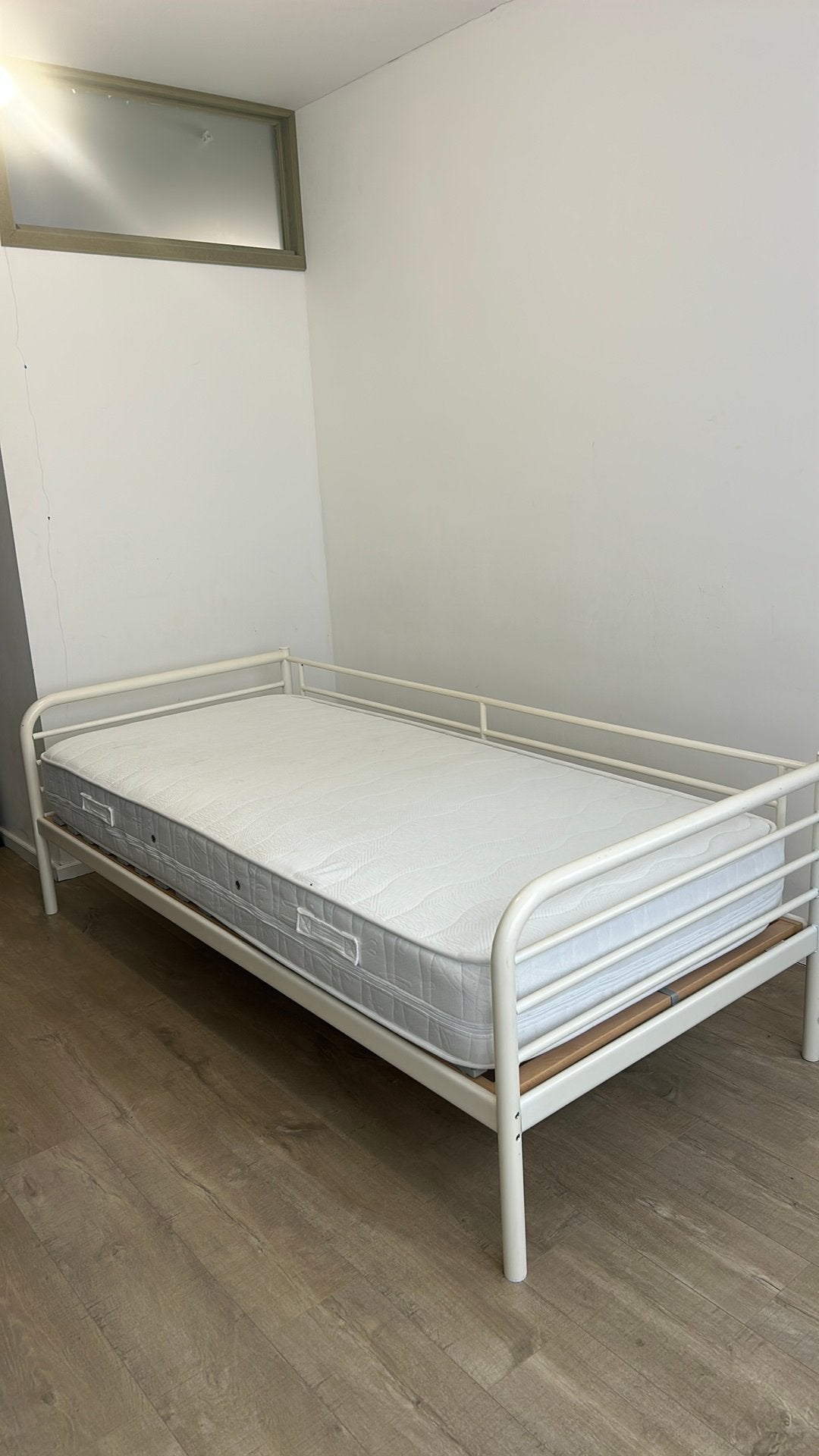Cadre lit metal + matelas+sommier, Enlèvement, Utilisé, Blanc, 200 cm