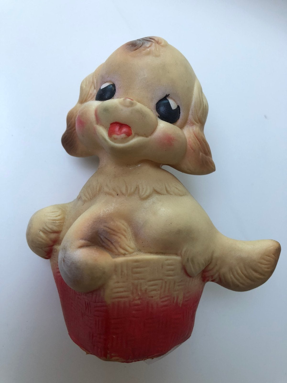 Oud speelgoed rubberen hondje in mand, Ophalen