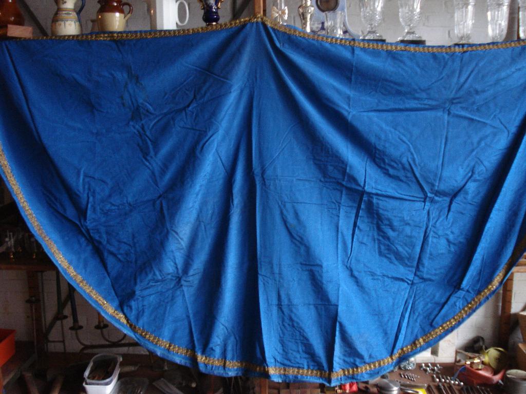 2 grote capes: zijdedoek, Ophalen