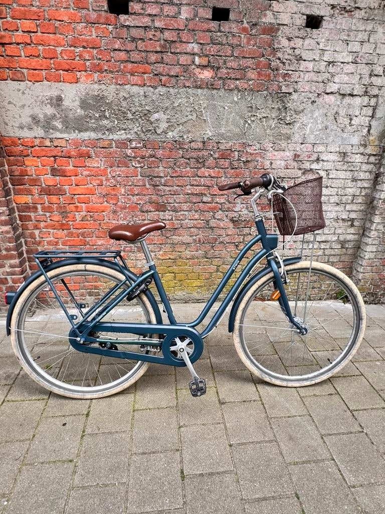 Damesfiets btwin, Fietsen en Brommers, Ophalen, Zo goed als nieuw, Mandje