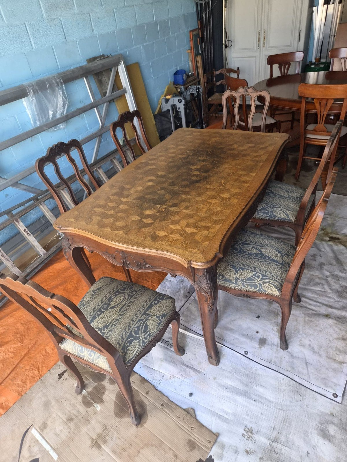 Luikse antiek met 6 stoelen uittrekbaar tot 14 zitplaatsen., Ophalen