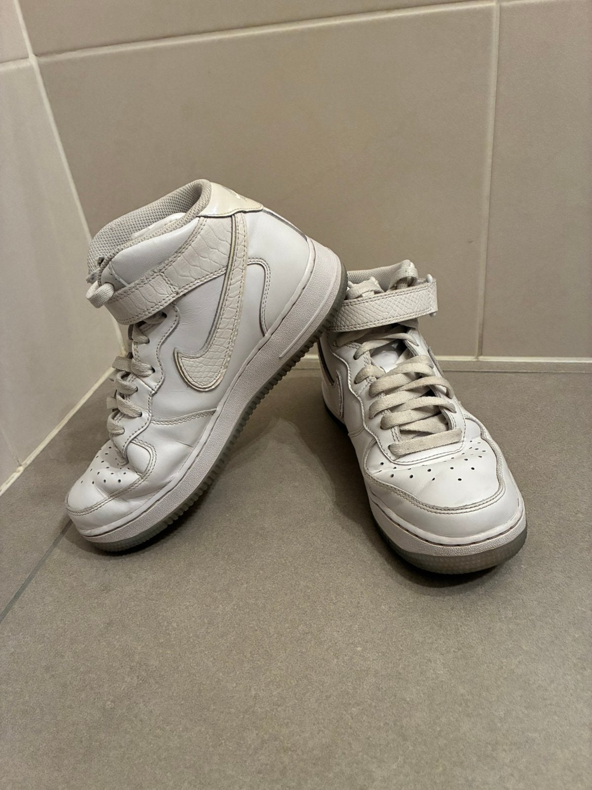 NIKE Air Force 1 07 Mid White taille 39, Vêtements | Femmes, Chaussures, Enlèvement ou Envoi, Sneakers et Baskets, Comme neuf
