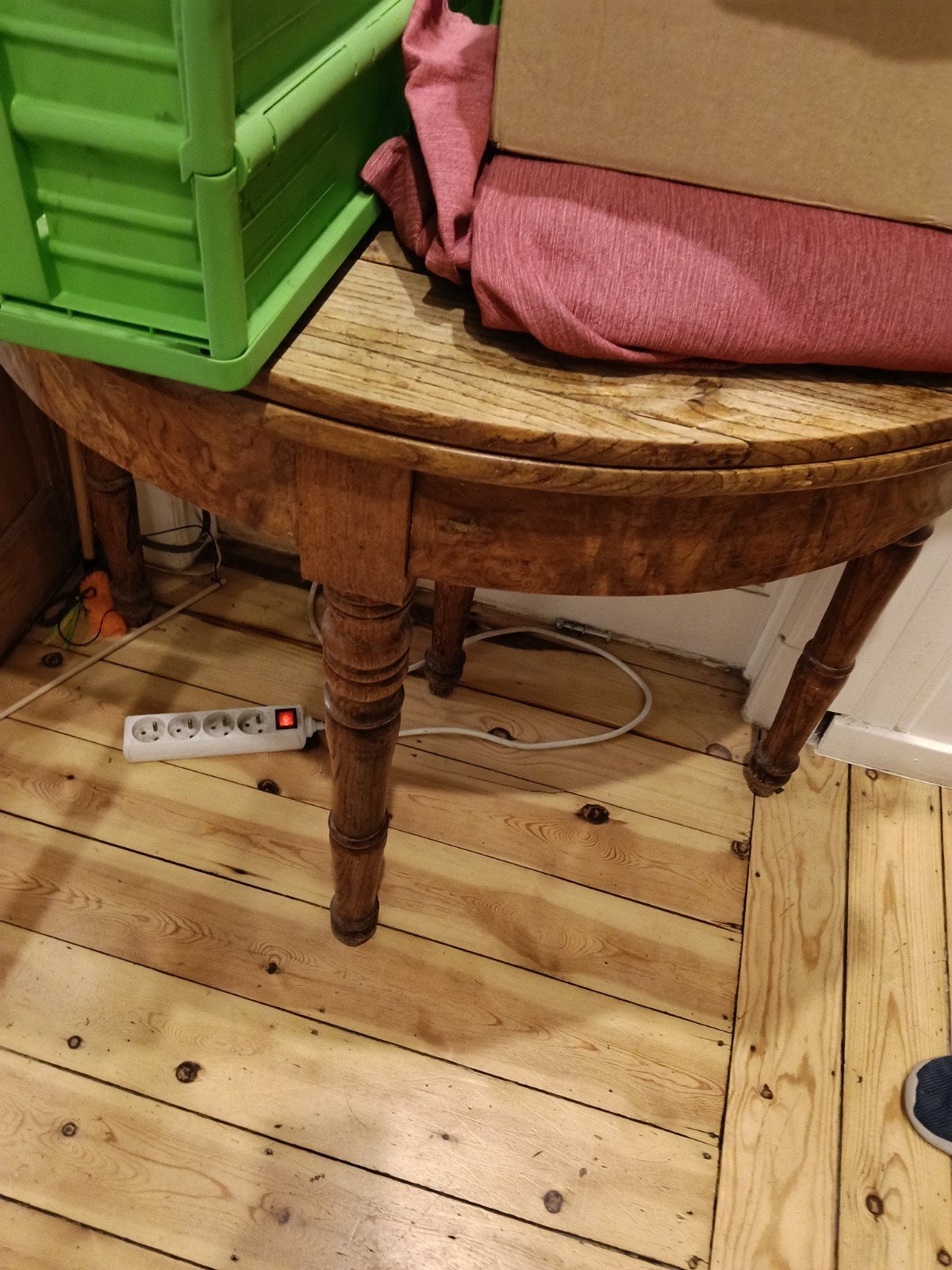 table Demi Lune, Enlèvement