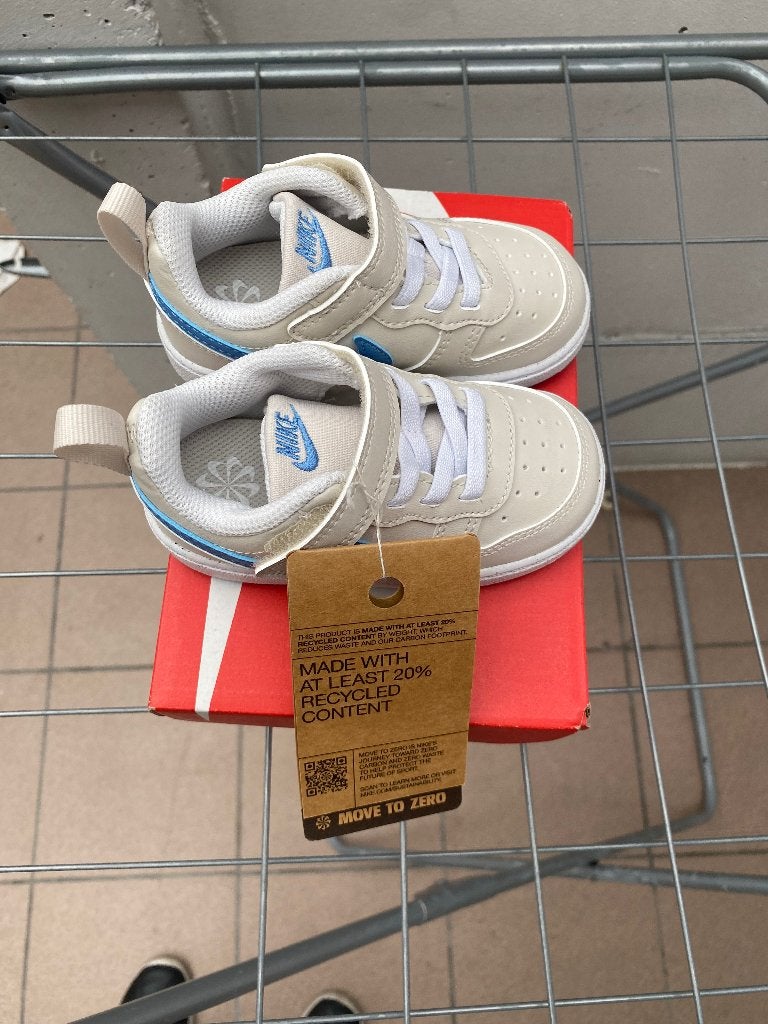 Nike sneakers en Tommy, Kinderen en Baby's, Ophalen, NIKE, Jongen of Meisje, Schoenen