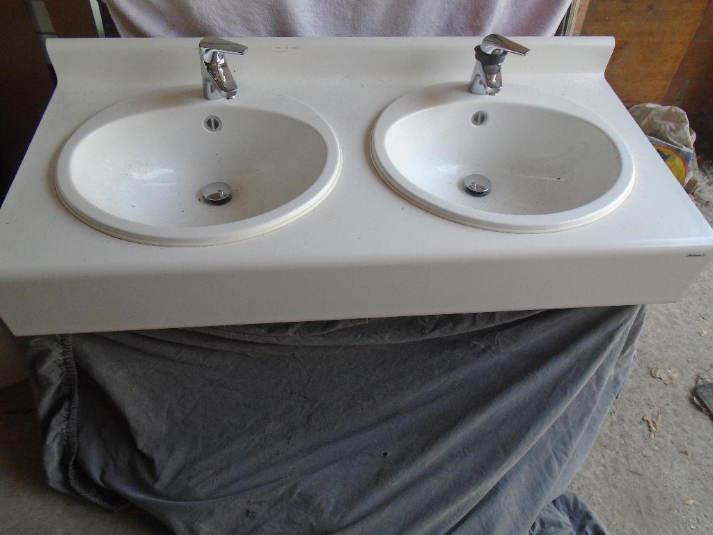 badkamermeubel dubbel lavabo+kranen spiegel kastjes 95€, Huis en Inrichting, Badkamer | Badkamermeubels, Ophalen
