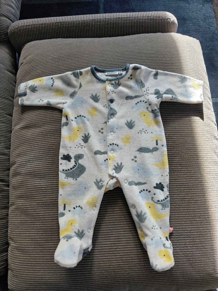 2 Fluweelzachte Noukies pyjama’s. Maat : 1 M – 56 cm, Ophalen, Zo goed als nieuw