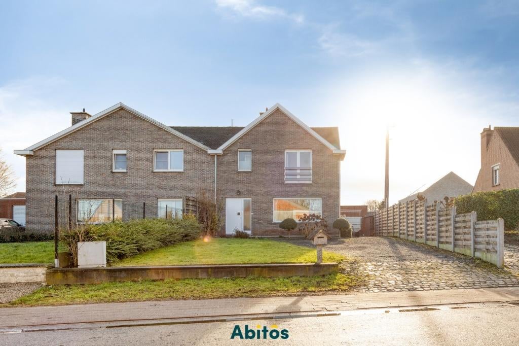 Halfopen woning met ruime opslagruimte, 200 tot 500 m², Provincie Oost-Vlaanderen, Twee onder één kap, 3 kamers