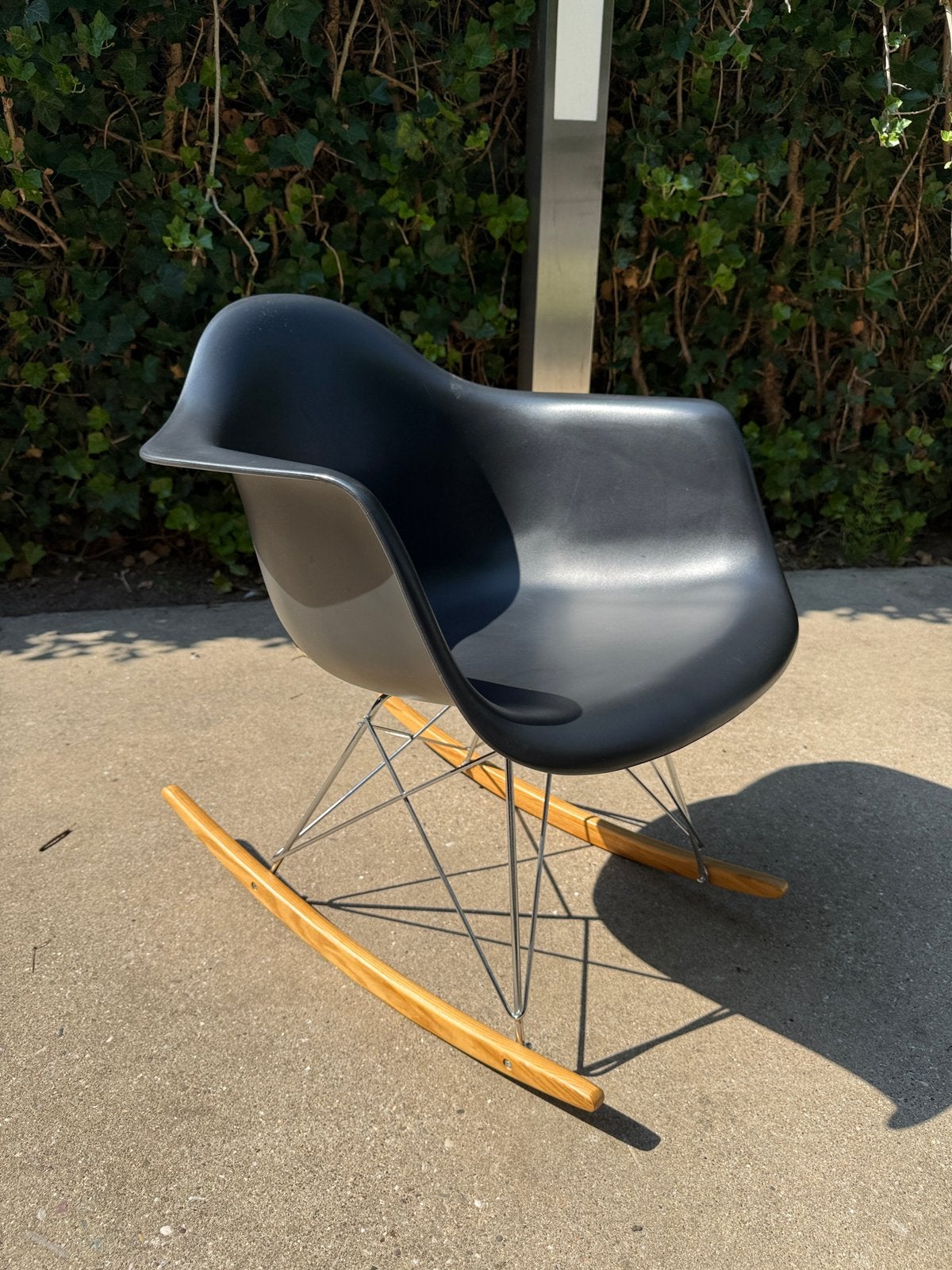 Zwarte wipstoel Eames stijl, Huis en Inrichting, Stoelen, Ophalen, Kunststof, Gebruikt, Zwart