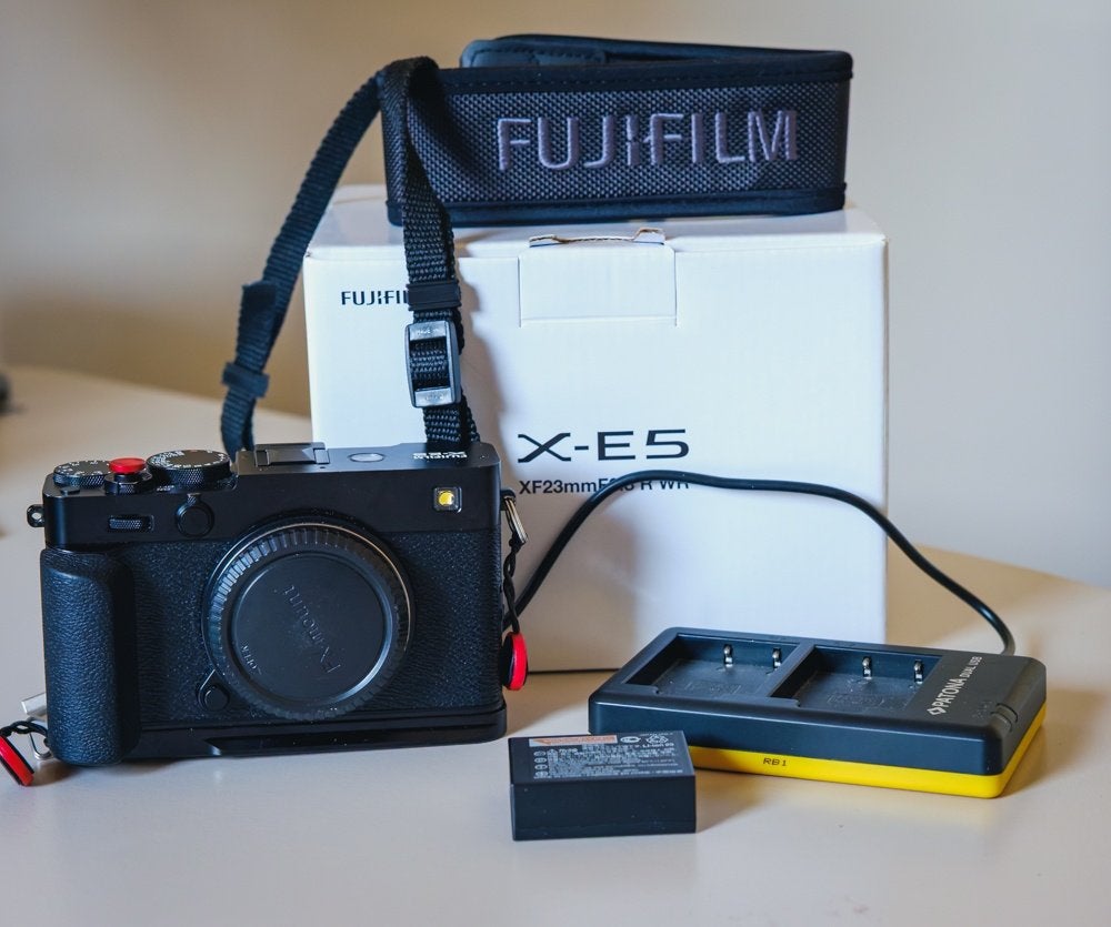 Fujifilm X-e5 avec Fujinon 35 mm f/2. R WR et accessoires, Sans zoom optique, Enlèvement ou Envoi, Comme neuf, Fujifilm