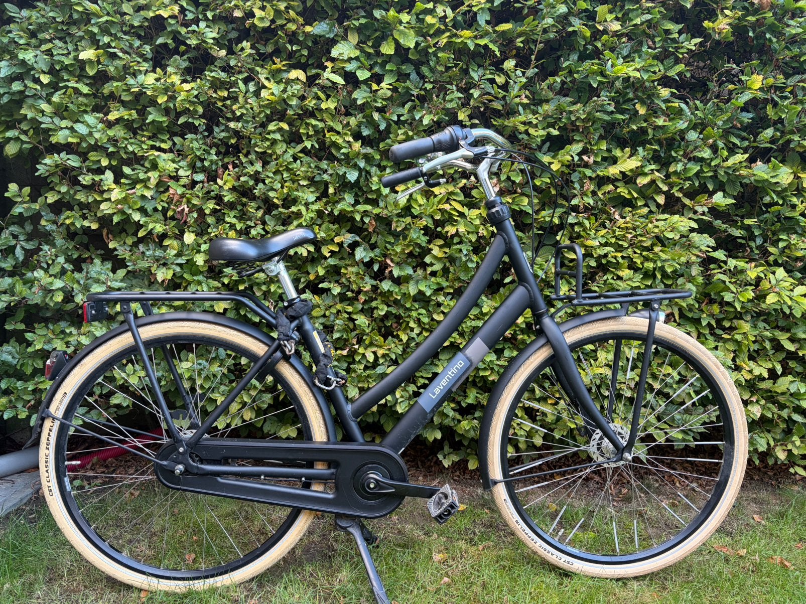 Zwarte Laventino damesfiets met beige banden + gratis mand, Fietsen en Brommers, Velgrem, 47 tot 50 cm, Versnellingen, Zo goed als nieuw