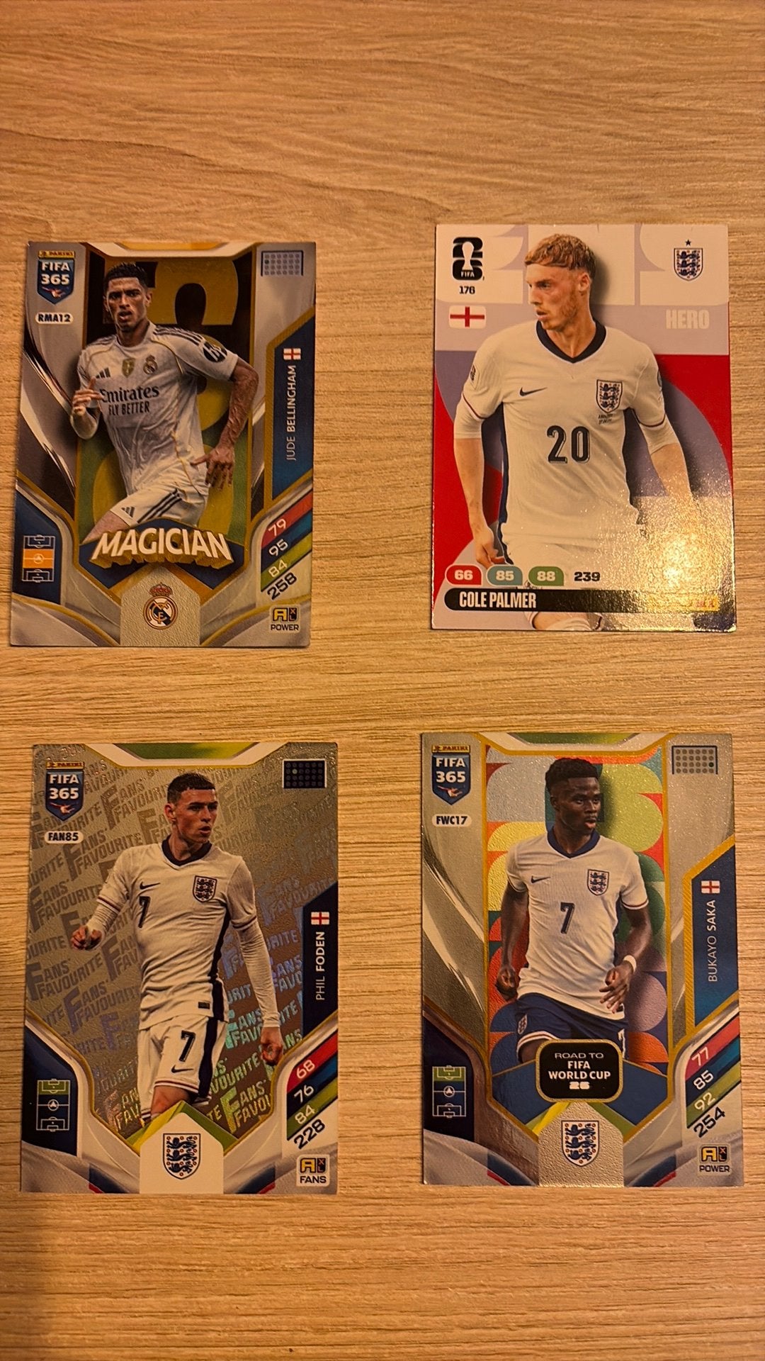 Engelse  adrenalyn xl   4kaarten, Hobby en Vrije tijd, Ophalen, Zo goed als nieuw, Meerdere plaatjes
