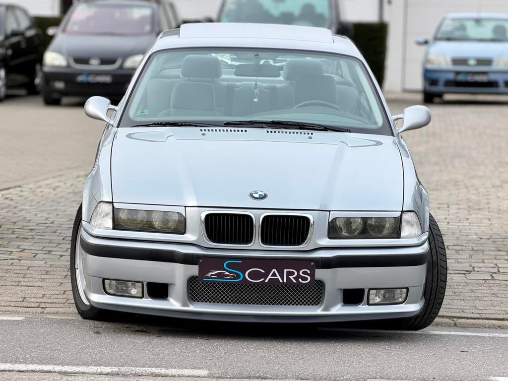 Bmw 318is e36 Coupe 1.9i ** M pakket  ** 102.000 km  **, Auto's, BMW, Automaat, 4 cilinders, Bedrijf, 5 zetels